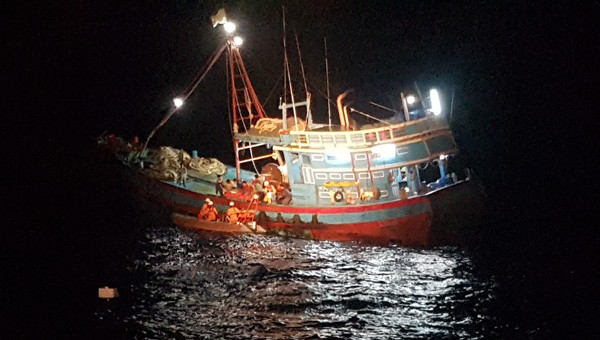 Tiếp cận, ứng cứu tàu có ngư dân Quảng Ngãi bị nạn trên biển