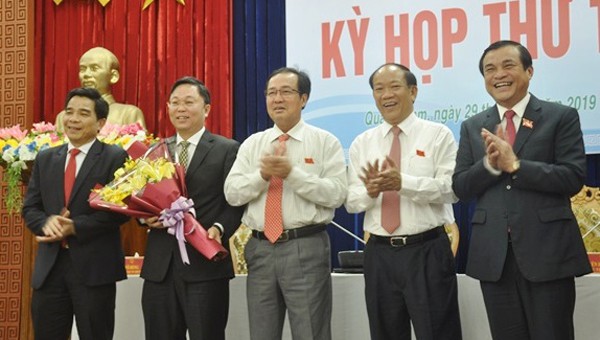Các đồng chí lãnh đạo tỉnh Quảng Nam chúc mừng ông Lê Trí Thanh (người cầm hoa) trên cương vị mới