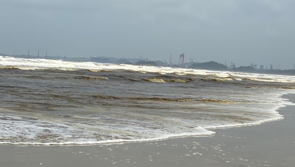 Vệt bãi biển cạnh KCC Dung Quất với nước màu nâu đen kèm nhiều bọt