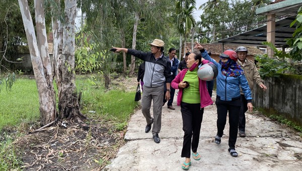 Ông Lý Thọ, Phó Chủ tịch UBND huyện Bình Sơn cùng người dân thực tế hiện tượng cây chết, lá vàng úa rụng tại thôn Đông Lỗ