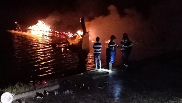 Các lực lượng nổ lực chữa cháy cho tàu ngư dân.
