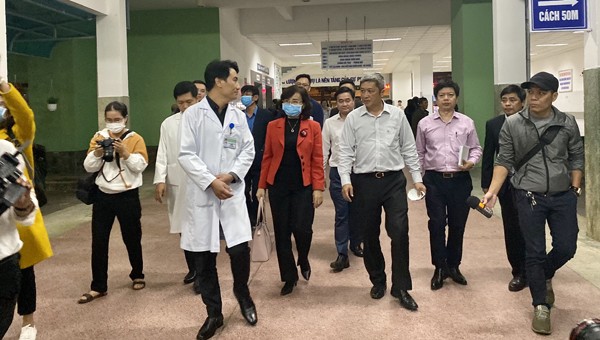 Thứ trưởng Bộ Y tế Nguyễn Trường Sơn và Đoàn công tác kiểm tra quy trình dự phòng, chống lây nhiễm dịch viêm đường hô hấp cấp