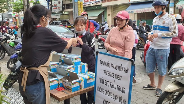Hình nảnh đẹp của một cửa hiệu thuốc phát khẩu trang miễn phí tại Đà Nẵng