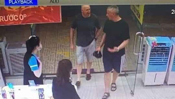 Hình ảnh camera ghi lại việc 2 vị khách người Anh dương tính đến siêu thị Điện Máy Xanh Đà Nẵng