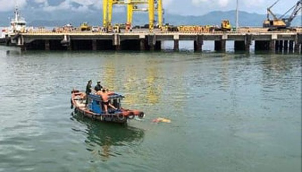 Lực lượng chức năng vớt thi thể người phụ nữ mặc đồ cúng tại cầu cảng Tiên Sa