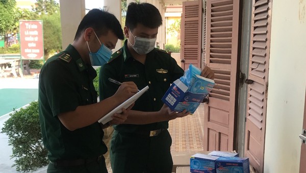 Lực lượng Bộ đội Biên phòng  TP, Đà Nẵng phát hiện lô hàng khẩu trang y tế không rõ nguồn gốc.