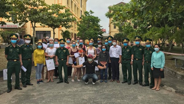 Quảng Nam tổ chức kết thúc việc cách ly y tế cho người đến từ nước ngoài.