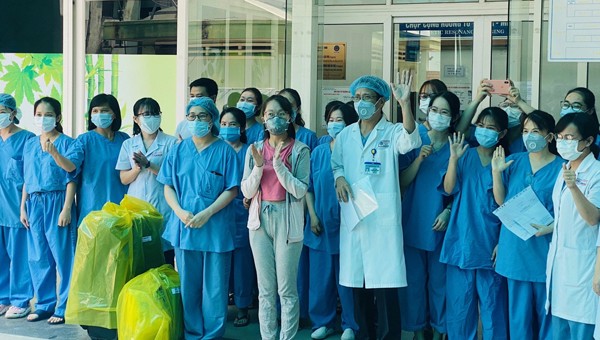 Các y bác sĩ vui mừng khi ca nhiễm cuối cùng của Đà Nẵng được chữa khỏi