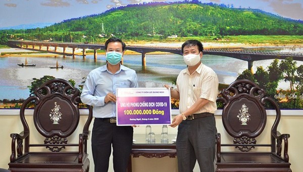 Giám đốc PC Quảng Ngãi trao tiền ủng hộ cho UBMTTQVN tỉnh Quảng Ngãi.