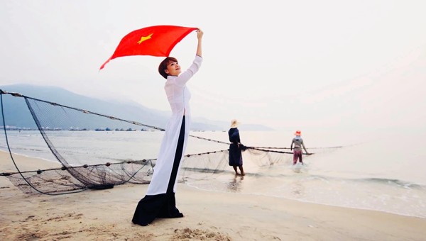 Người dân Đà Nẵng chào mừng Ngày Giải phóng miền Nam, thống nhất đất nước. (Ảnh: Tuấn Lê)