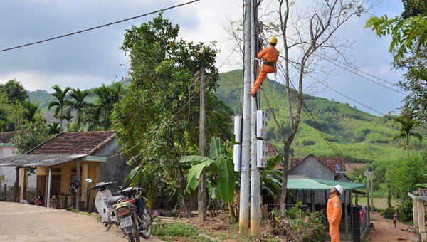 Kiểm tra lưới điện ở Minh Long