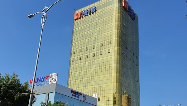 Tòa nhà SHB ốp kính phản quang màu vàng gây lóa mắt trên đường Nguyễn Văn Linh.