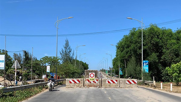 Cầu Trà Bồng cấm một số phương tiện qua lại, gây cản trở việc giao thương vùng miền
