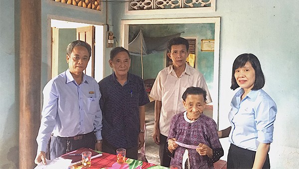 Chi bộ Tổ chức và nhân sự- Thanh tra bảo vệ Pháp chế PC Quảng Ngãi tặng quà cho hộ gia đình bà Nguyễn Thị Cung