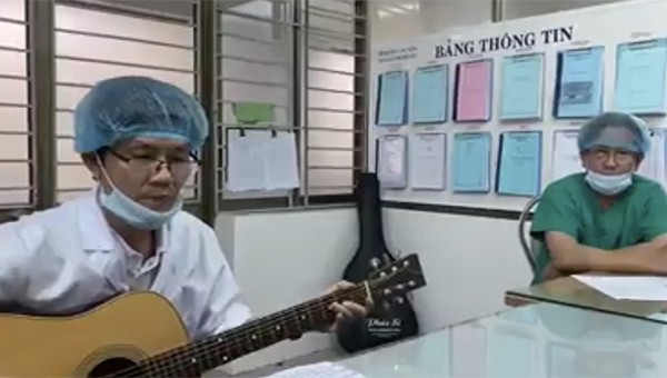 Bác sĩ Nguyễn Quý Thiện đàn hát Đà Nẵng ngày bão giông
