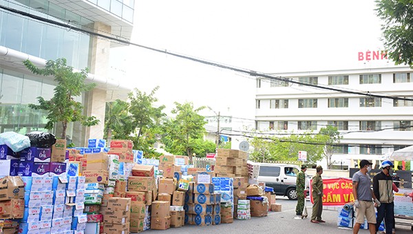 Người Đà Nẵng "chi viện" nhu yếu phẩm cho các bệnh viện bị phong tỏa.