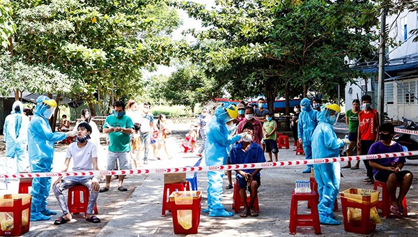 Lấy mẫu dịch hầu họng cho người dân tại khu vực quận Sơn Trà, Đà Nẵng