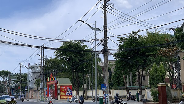 Sợi cá viễn thông treo trên cột điện gây nên cảnh ngổn ngang ở đường phố Quảng Ngãi