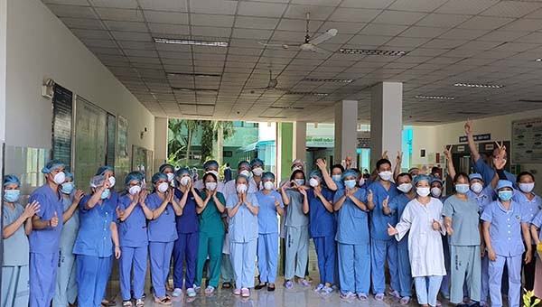 Vỡ òa niềm vui gõ bỏ lệnh cách ly y tế của Bệnh viện Đà Nẵng sau gần 1 tháng