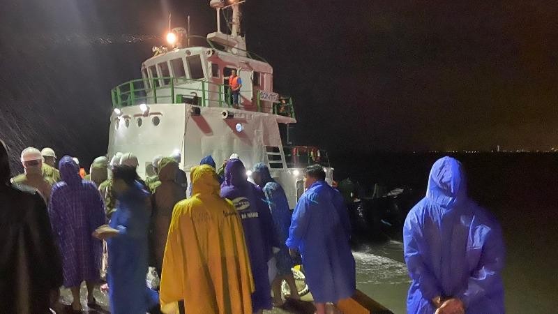 Tìm kiếm ngư dân mất tích  khi tàu chạy vào âu thuyền Cảng cá Thọ Quang để tránh mưa bão.
