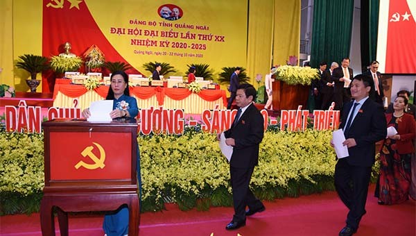Bỏ phiếu bầu Ban chấp hành Đảng bộ tỉnh Quảng Ngãi khoá XX.