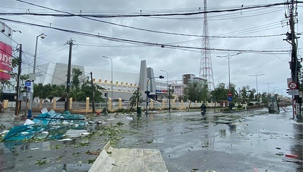 Quảng Ngãi đã ghi nhận những thiệt hại ban đầu về nhà ở, trụ sở cơ quan bị tốc mái... do bão số 9.