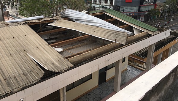 Một dãy nhà của Sở GD-ĐT Quảng Ngãi bị tốc mái.