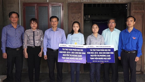 PC Quảng Ngãi trao học bổng cho học sinh nghèo vượt khó ở Hành Thuận huyện Nghĩa Hành