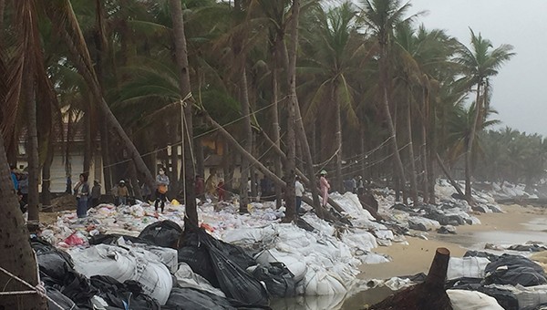Bờ biển Hội An bị hư hỏng tan hoang sau đợt bão số 13 vừa qua