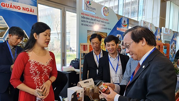 Các doanh nghiệp tham dự Diên đàn và giới thiệu sản phẩm du lịch.