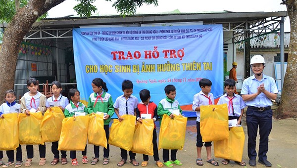 PC Quảng Ngãi trao quà hỗ trợ cho học sinh bị ảnh hưởng bão tại Trà Bùi