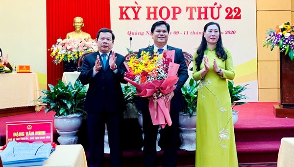 Bí thư Bùi Thị Quỳnh Vân và Chủ tịch UBND tỉnh Quảng Ngãi Đặng Văn Minh chức mừng tân Phó Chủ tịch UBND tỉnh Trần Phước Hiền.