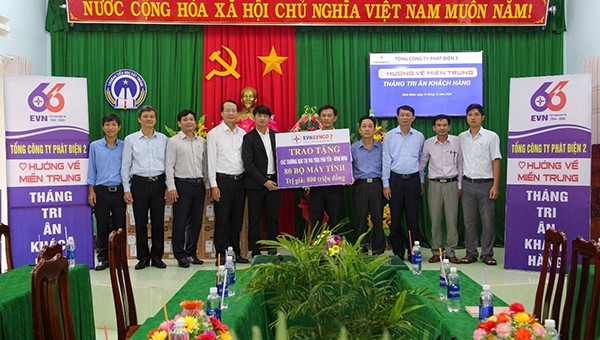 EVNGENCO 2 trai tặng máy tính tại Bình Định