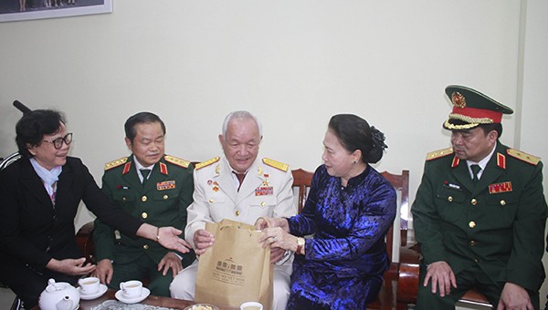 Chủ tịch Quốc hội Nguyễn Thị Kim Ngân thăm, tặng quà cho các gia đình chính sách, người có công trên địa bàn TP Đà Nẵng.