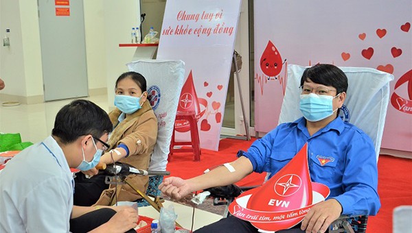 PC Quảng Ngãi tham gia hiến máu trong chương trình Tuần lễ hồng EVN lần VI.