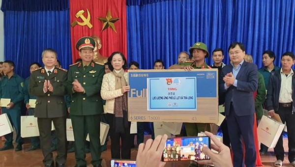 Trưởng Ban dân vận Trung ương Trương Thị Mai và đoàn công tác thăm, tặng quà tại Trà Leng Quảng Nam