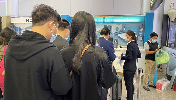 Sân bay Đà Nẵng kiểm tra khai báo y tế hành khách về từ Hà Nội