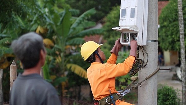 Kiểm tra công tơ điện tại vùng nông thôn thuộc xã Sơn Tịnh