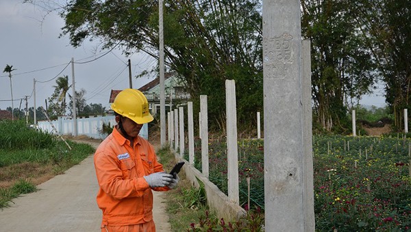 Công nhân điện lực thành phố Quảng Ngãi thu thập thông tin lưới điện qua thiết bị di động.