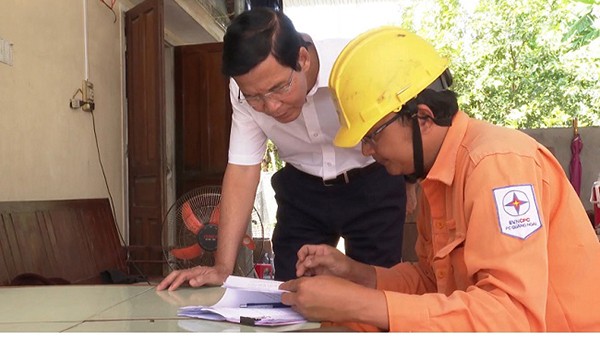 Công nhân điện lực Sơn Hà trực tiếp đến nhà dân hướng dẫn an toàn sử dụng điện.