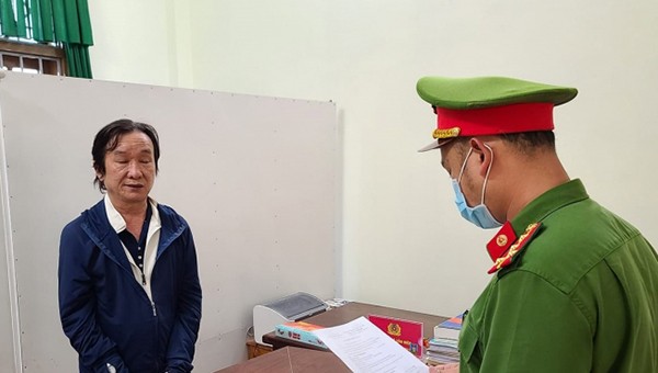 Cơ quan CAĐT Công an Đà Nẵng đọc lệnh bắt tạm giam Nguyễn Thành Hòa.