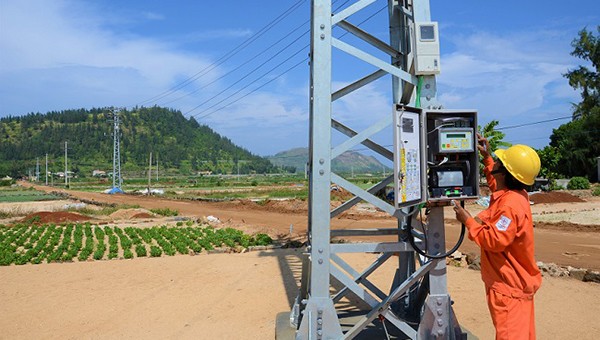 Hệ thống đường dây lưới điện phục vụ người dân tại huyện đảo Lý Sơn.