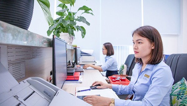 Nhân viên văn thư PC Quảng Ngãi thực hiện luân chuyển văn bản trên chương trình CPC-eOffice