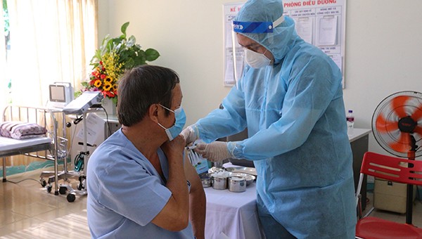 Tiêm vaccine ngừa Covid-19 cho các y bác sĩ tại Bệnh viện Phổi Đà Nẵng