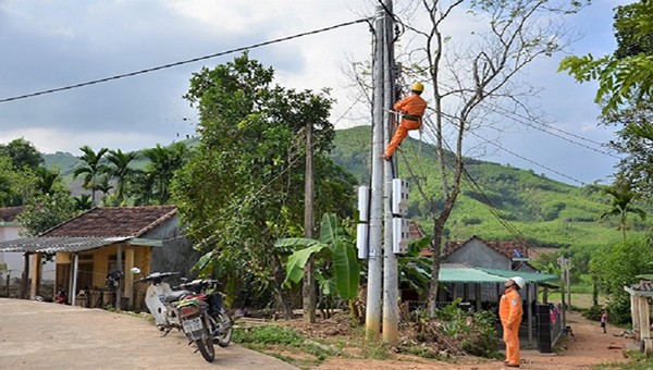 Công nhân điện lực kiểm tra đường dây điện tại huyện Minh Long.