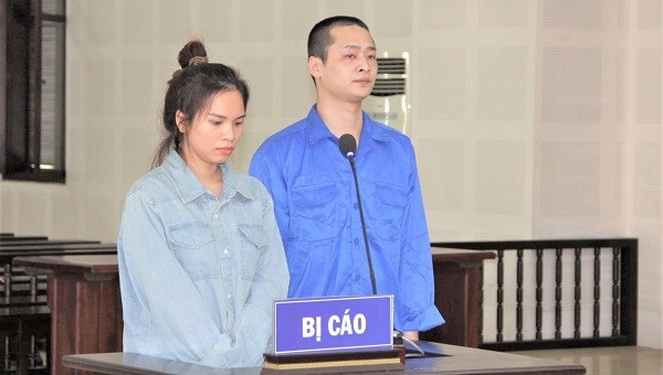 Bị cáo Loan và Wu Yong Can tại phiên tòa.