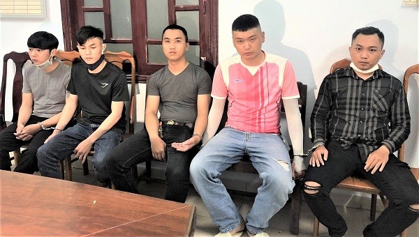Cường, Sang, Bảo, Giang, Huy (từ trái sang phải) tại cơ quan công an.