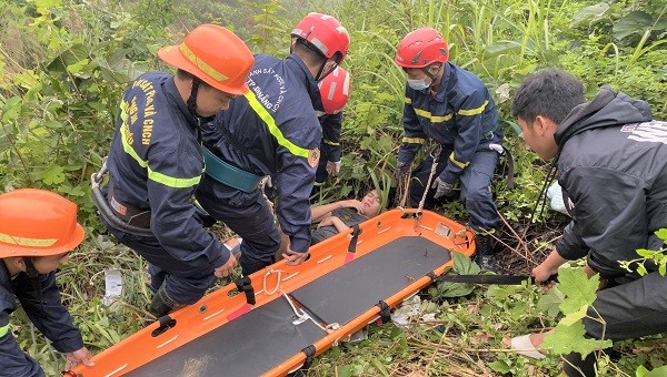 Cứu thanh niên chạy xe máy bị rơi xuống vực sâu 30 mét trên đèo Hải Vân