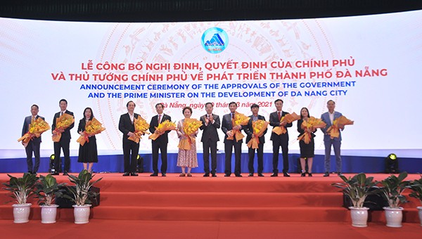 Lãnh đạo TP tặng hoa cho các nhà đầu tư vào TP Đà Nẵng.