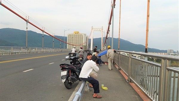 Người dân trông ngóng tung tích nam sinh 20 tuổi nhảy cầu Thuận Phước.
